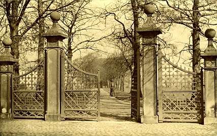 The gates that were on Stockport Road