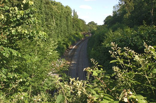 Here the railway goes under the canal!